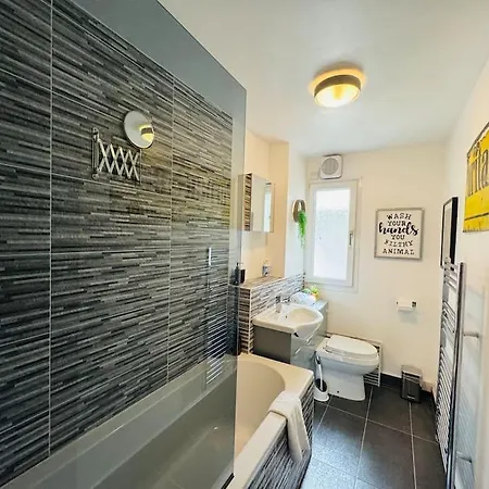Modern & Secluded In Frenchay Bristol